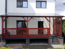 Mř&iacute;že Tereza a z&aacute;stěny Praktik vyroben&eacute; ze smrkov&eacute;ho dřeva a o&scaron;etřen&eacute; lazurou v odst&iacute;nu Rosewood