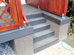 Bočn&iacute; z&aacute;stěny a ozdobn&eacute; mř&iacute;že jsme k pergolov&yacute;m stojk&aacute;m připevnili pomoc&iacute; kovov&yacute;ch &uacute;heln&iacute;ků