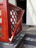 Ke schodům do zahrady jsme přidělali bezpečn&eacute;, dřevěn&eacute; z&aacute;bradl&iacute;.