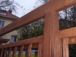 Dřevěn&eacute; mř&iacute;že Eva jsme k pergolov&yacute;m stojk&aacute;m připevnili pomoc&iacute; kovov&yacute;ch ůheln&iacute;ků