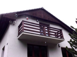 Balkonové zábradlí z exotické dřeviny