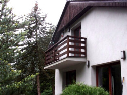 Prkna zábradlí jsme situovali horizontálně, zábradlí je jednoduché a dokonale ladí s dřevěným obložením štítu