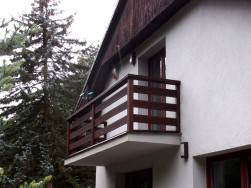 Dřevěné zábradlí na balkon o velikosti 125 x 400 cm