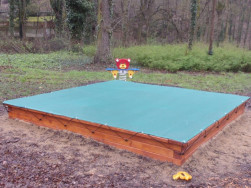 Sestaven&eacute; dětsk&eacute; p&iacute;skovi&scaron;tě jsme doplnili ochranou plachtou