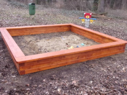 Dětsk&eacute; p&iacute;skovi&scaron;tě 3 x 3 metry ze smrkov&yacute;ch hranolů 9 x 9 cm