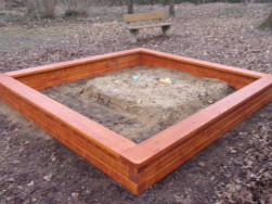 Dětsk&eacute; p&iacute;skovi&scaron;tě s horn&iacute; lavičkou bylo impregnov&aacute;no tenkovrstvou lazurou je certifikov&aacute;no normou ČSN 1176