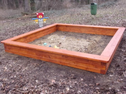 Podklad pod plochou p&iacute;skovi&scaron;tě je drobn&yacute; kač&iacute;rek a netkan&aacute; textilie kter&aacute; propou&scaron;t&iacute; vodu, ale neprorůst&aacute; tr&aacute;va