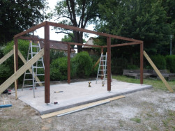 Stojky alt&aacute;nu Corfu jsme kotvili na v&yacute;&scaron;kově staviteln&eacute; kov&aacute;n&iacute; z pozinkovan&eacute; oceli