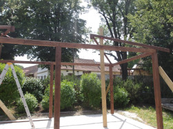 Stojky alt&aacute;nu z modř&iacute;nov&eacute;ho dřeva jsou o průřezu 11,5 x 11,5 cm