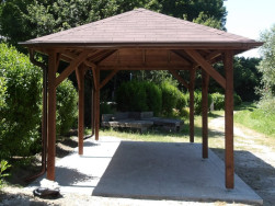 Hotov&yacute;, zastře&scaron;en&yacute; alt&aacute;n jsme doplnili plechov&yacute;m okapov&yacute;m syst&eacute;mem