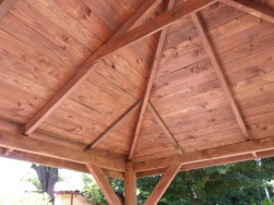 Dřevěn&aacute; konstrukce valbov&eacute; střechy