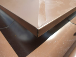 Detail plechov&eacute; okapnice v rohu střechy alt&aacute;nu