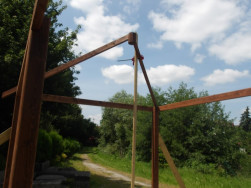 Spojnice jednotliv&yacute;ch hranolů stře&scaron;n&iacute; konstrukce se naz&yacute;v&aacute; hrotnice