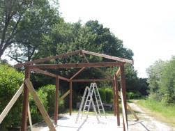 Dřevo alt&aacute;nu jsme povrchově o&scaron;etřili lazurou, kterou si zvolil s&aacute;m z&aacute;kazn&iacute;k. O&scaron;etřen&eacute; dřevo tak vydrž&iacute; d&eacute;le.