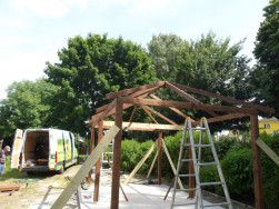 Dokončen&aacute; konstrukce valbov&eacute; střechy