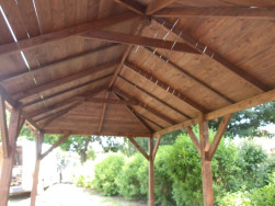 Na palubkov&yacute; z&aacute;klop jsou použita prkna 1,9 cm