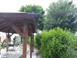 Alt&aacute;n byl ze v&scaron;ech stran doplněn okapov&yacute;m syst&eacute;mem a svodem de&scaron;ťov&eacute; vody mimo prostor posezen&iacute;