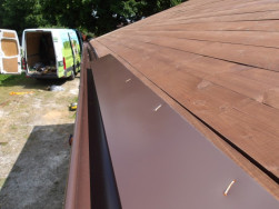 Oplechov&aacute;n&iacute; okraje střechy před položen&iacute;m podkladov&eacute;ho p&aacute;su a stře&scaron;n&iacute; krytiny