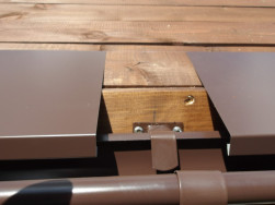 Oplechovan&yacute; okraj střechy a detail uchycen&iacute; plechov&eacute;ho okapu