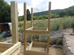 Dřevo hern&iacute; sestavy je pouze impregnovan&eacute;, což se vyznačuje m&iacute;rně nazelenalou barvou