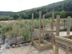 Pod hlavn&iacute; věž&iacute; je prostor, kter&yacute; lze využ&iacute;t na p&iacute;skovi&scaron;tě pro nejmen&scaron;&iacute; děti