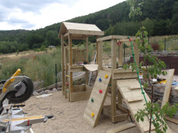 Př&iacute;davn&yacute; modul je doplněn &scaron;ikmou plochou s lanem a &scaron;ikmou plochou s barevn&yacute;mi kameny