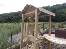 Dřevěn&aacute; stř&iacute;&scaron;ka ochr&aacute;n&iacute; děti před m&iacute;rn&yacute;m de&scaron;těm nebo prudk&yacute;m sluncem