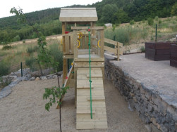 dětsk&eacute; hři&scaron;tě jsme montovali na jedn&eacute; z teras svažit&eacute;ho ter&eacute;nu zahrady