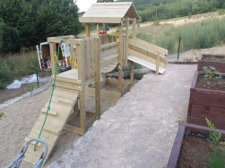 Vstup do dětsk&eacute; věže je vyře&scaron;en&yacute; přidan&yacute;m dřevěn&yacute;m můstkem