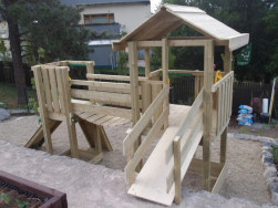 Hern&iacute; věž jsme vyrobili z impregnovan&eacute; borovice