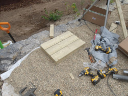 K lamin&aacute;tov&eacute; skluzavce bylo třeba na svažit&eacute;m ter&eacute;nu udělat pomocnou konstrukci pro upevněn&iacute;