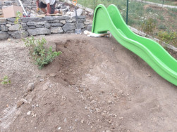 Pro instalaci skluzavky bylo třeba odbagrovat č&aacute;st svahu