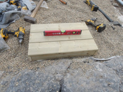 Na pomocnou konstrukci jsme použili impregnovan&eacute; hranoly z borovice