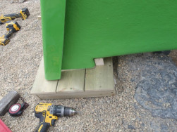 Kotven&iacute; skluzavky jsme provedli pomoc&iacute; zemn&iacute;ch vrutů BAYO.S 90mm