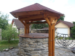 Na palubkov&yacute; z&aacute;klop jsme položili podkladov&yacute; p&aacute;s a stře&scaron;n&iacute; asfaltov&yacute; &scaron;indel v červen&eacute; barvě