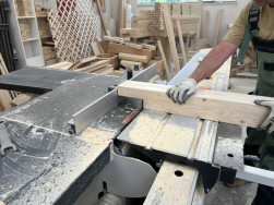 V&yacute;roba jednotliv&yacute;ch č&aacute;st&iacute; dřevěn&eacute;ho rump&aacute;lu na&scaron;imi &scaron;ikovn&yacute;mi truhl&aacute;ři