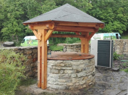 Povrchov&aacute; &uacute;prava dřevěn&yacute;ch č&aacute;st&iacute; byla provedena lazurou v medov&eacute; barvě