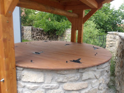 Poklop studny jsme vyrobili ze smrkov&eacute; biodesky a doplnili čern&yacute;mi ozdobn&yacute;mi panty