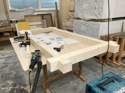 V&yacute;roba nosn&eacute; konstrukce rump&aacute;lu z lepen&yacute;ch smrkov&yacute;ch hranolů