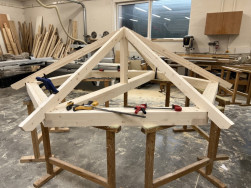 Ve&scaron;ker&eacute; hranoly jsme dohladka ohoblovaly a ostr&eacute; hrany srazili