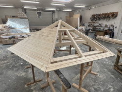 Po sestaven&iacute; nosn&eacute; konstrukce byly strany stř&iacute;&scaron;ky zakryty smrkovou palubkou