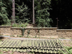 Podezd&iacute;vka i kovov&eacute; sloupky byly v bezvadn&eacute;m stavu. Použijeme je na instalaci nov&eacute;ho plotu