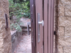 Na vstupn&iacute; branku jsme namontovali původn&iacute; kov&aacute;n&iacute;