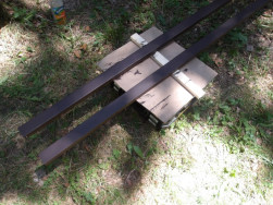 Plotov&eacute; r&yacute;gle z pozinkovan&eacute; oceli jsme o&scaron;etřili hnědou barvou