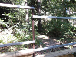 Vratov&yacute;mi &scaron;rouby jsme připevnili plotov&eacute; r&yacute;gle na původn&iacute; kovov&eacute; sloupky