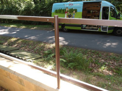 Kovov&aacute; konstrukce připraven&aacute; na mont&aacute;ž nov&eacute;ho plotu