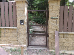 Kovovou konstrukci vstupn&iacute; branky jsme