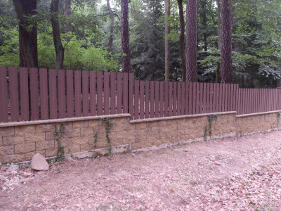 Montáž nového plotu z WPC planěk v zalesněném prostředí