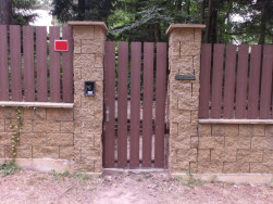 WPC plotovky jsme na&scaron;roubovali i na kovovou konstrukci vstupn&iacute; branky