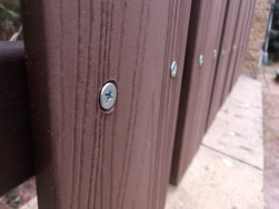 Na plotov&eacute; r&yacute;gle jsme WPC plaňky připevnili nerezov&yacute;mi &scaron;rouby